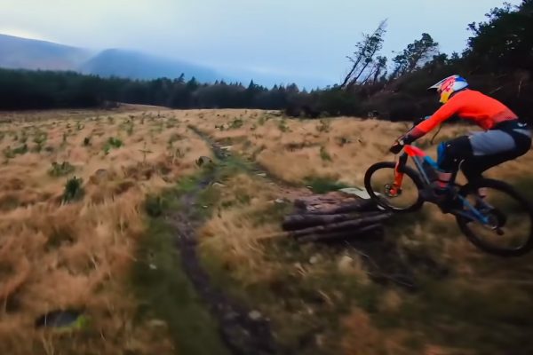  Musíte vidieť: Pretekársky dron prenasleduje Grega Callaghana v novom videu Sound Of Speed