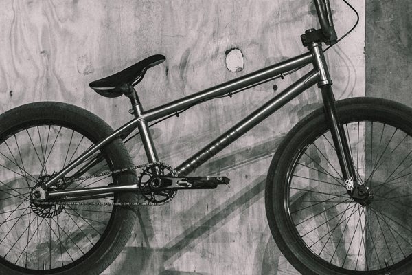 Atherton Bikes nečakane predstavili prototyp titánovej BMX s 22-palcovými kolesami
