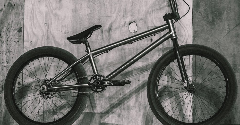 Atherton Bikes nečakane predstavili prototyp titánovej BMX s 22-palcovými kolesami