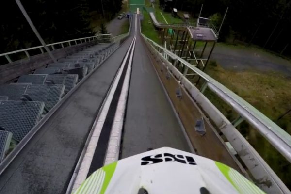 Video: Johannes Fischbach skočil na skokanskom mostíku rekordných 50 metrov