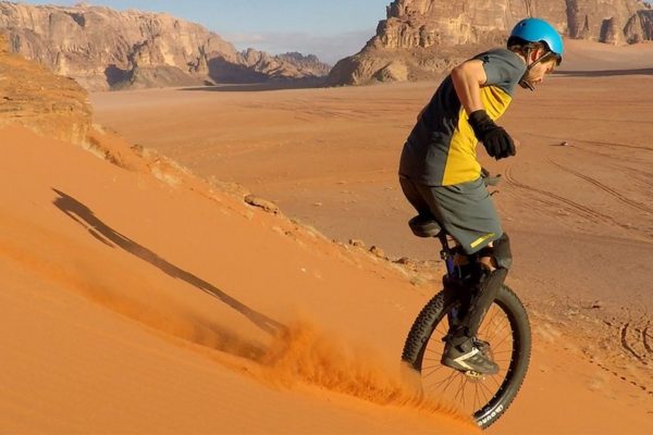  Video: Na jednom kolese v kopcoch a púšťach v Jordánska