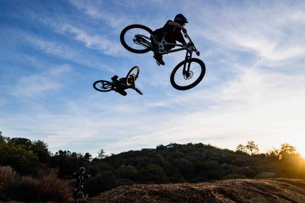  Video: Graham Agassiz predstavuje spolu s ďalšími jazdcami freeride skupinu The Black Collars