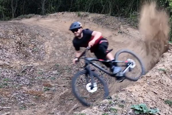  Video: Lukáš Učeň dáva zákrutám riadne zabrať