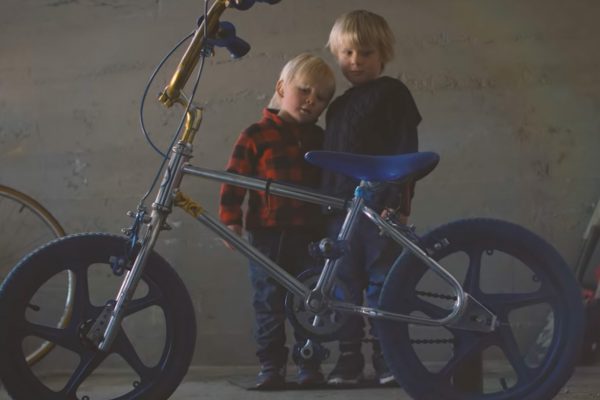  Musíte vidieť: Mike Hopkins opisuje detstvo so súrodencami v skvelom bicyklovom videu