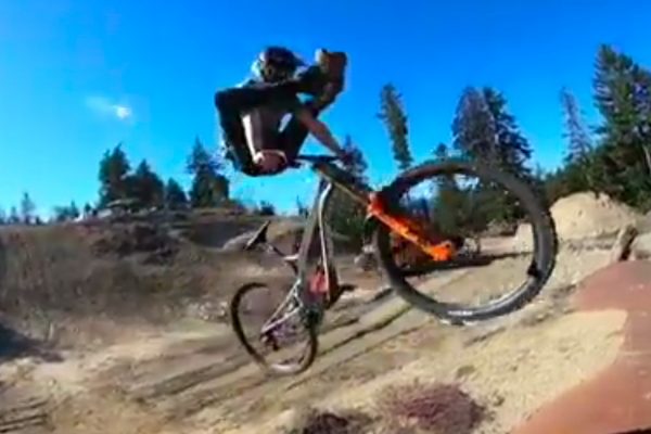  Musíte vidieť: Freerider si vo výskoku tľapol nohami pred hlavou