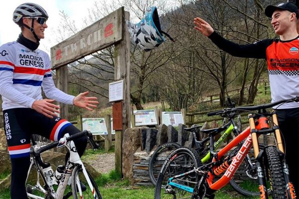  Video: Kto je rýchlejší, zjazdár na ceste alebo opačne? Proti sebe sa postavili dvaja majstri Anglicka