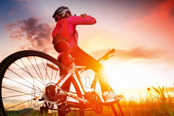 Sm&auml;du neverte. Čo piť pri jazde na bicykli aj r&ocirc;zne m&yacute;ty o pit&iacute;
