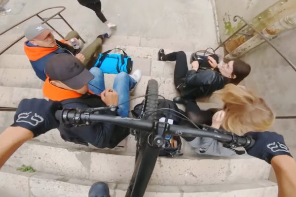  Video: Fancúzsky biker sa iba tesne sa vyhol skupine študentov na schodoch