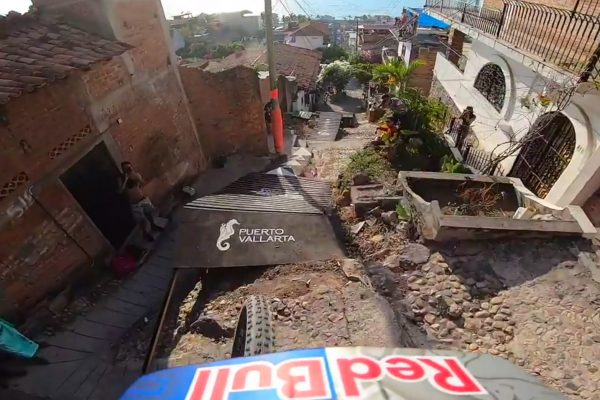  Video: Šialená jazda Tomáša Slavíka na urban downhille v mexickom Puerto Vallarta
