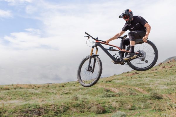  Video: Braydon Bringhurst si užíva na svojom Spectrale zjazd, triky aj šliapanie do kopca