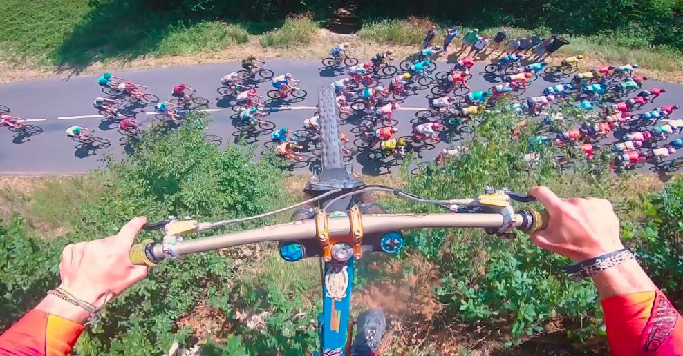  Video: Šialenci, ktorí preskakujú cez pelotón Tour de France