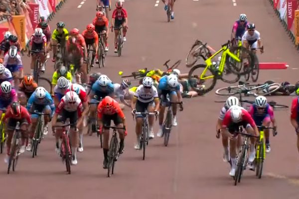  Záver pretekov žien  RideLondon Classique sa skončil hrozivým hromadným pádom (+video)