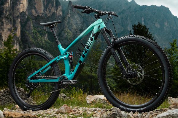Trek Fuel EX 2020 má upravený systém pruženia aj úložný priestor v ráme (zmeny, detaily, ceny)