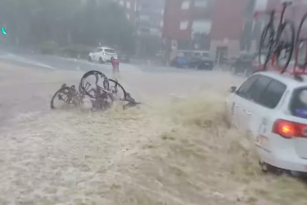 Video: Mladých cyklistov zmietla na pretekoch záplavová vlna po prívalovom daždi