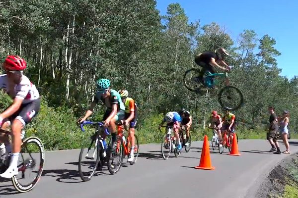 Video: 21-ročný freerider preskočil tesne ponad pelotón na pretekoch Tour De Utah