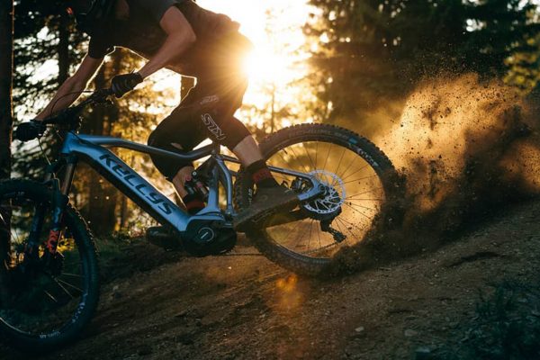 Video: Kellys predstavil nov&yacute; celoodpružen&yacute; e-bike Theos s integrovanou bat&eacute;riou