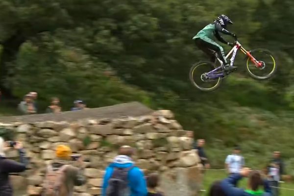  Video: Na šialenej trati Red Bull Hardline 2019 vyhral Bernard Kerr, pozrite si jeho víťaznú jazdu