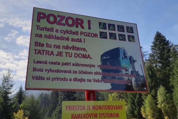 Tabuľa v Tatrách varuje: Cyklisti a turisti pozor na nákladné auta! Ste tu na návšteve, Tatra je tu doma