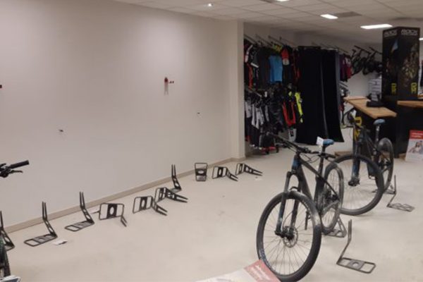 Zlodeji vykradli predajňu Maraton Bike. Pomôžte pri hľadaní bicyklov