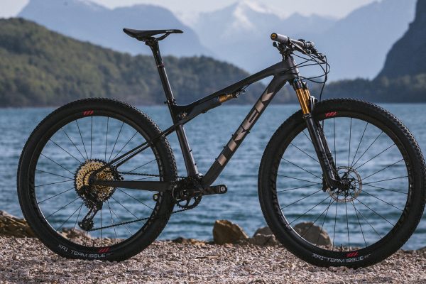 Nie je to hardtail ani full. Trek predstavuje úplne nový Supercaliber s tlmičom v ráme (detaily, špecifikácie, ceny)