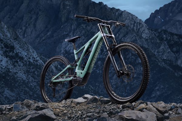 Specialized predstavil nové Kenevo 2020 – zjazdový e-bike, na ktorom môžete jazdiť celý deň