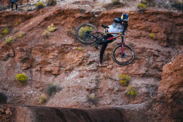  Pozrite si na GIF-kách: 9 trikov, ktorými Brandon Semenuk vyhral Rampage 2019