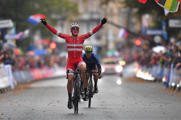 Nečakaným majstrom sveta v cestnej cyklistike je mladý Dán Pedersen. Sagan spravil taktickú chybu a skončil piaty