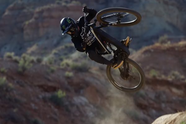  Video: Ethan Nell zišiel útesy Rampage na elektrobicykli