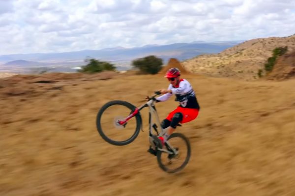  Video: Ďalšia časť Raw 100 z Kene s Mattom Jonesom a Robom Warnerom