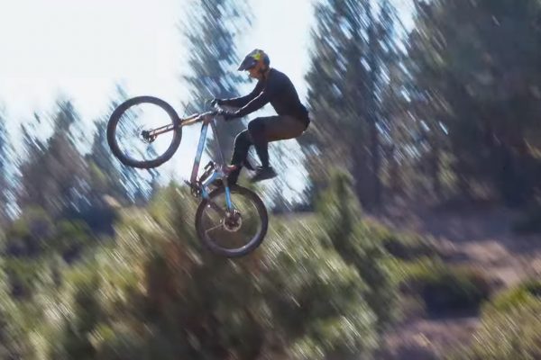  Video: Cam McCaul vzal svoj trail bike na obrovské drity