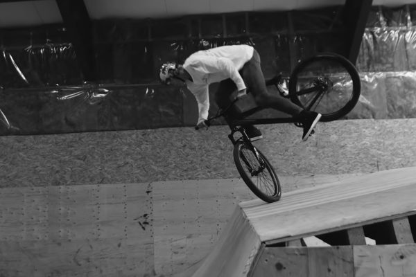  Video: Emil Johansson v čiernobielom edite zo švédskeho skateparku