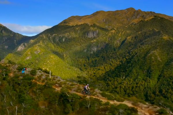 Video: Rob Warner a Matt Jones na Novom Zélande – cez deň jazdili, na večeru si opekali vačicu