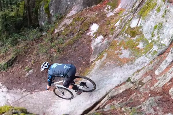  Video: Takto to dopadne, keď Yoann Barelli vezme mestský bicykel na strmé skaly vo Whistleri