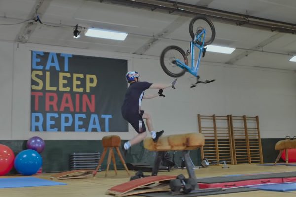  Musíte vidieť: Danny MacAskill predvádza šialenosti v telocvični v skvelom novom videu Gymnasium