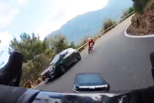  Video: Profesionálny cyklista sa počas tréningu pri zjazde iba veľmi tesne vyhol čelnej zrážke s autom