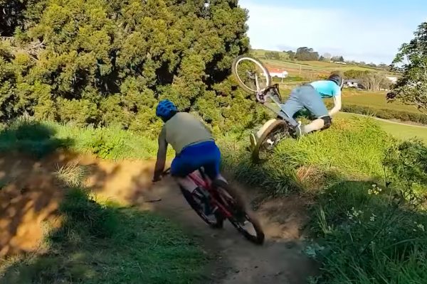 Video: 10 minút vtipných i strašidelných pádov na bicykli