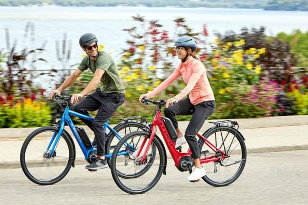 E-bikeri trávia na bicykloch viac času a jazdia dlhšie vzdialenosti ako tradiční cyklisti, tvrdí švajčiarsky výskum