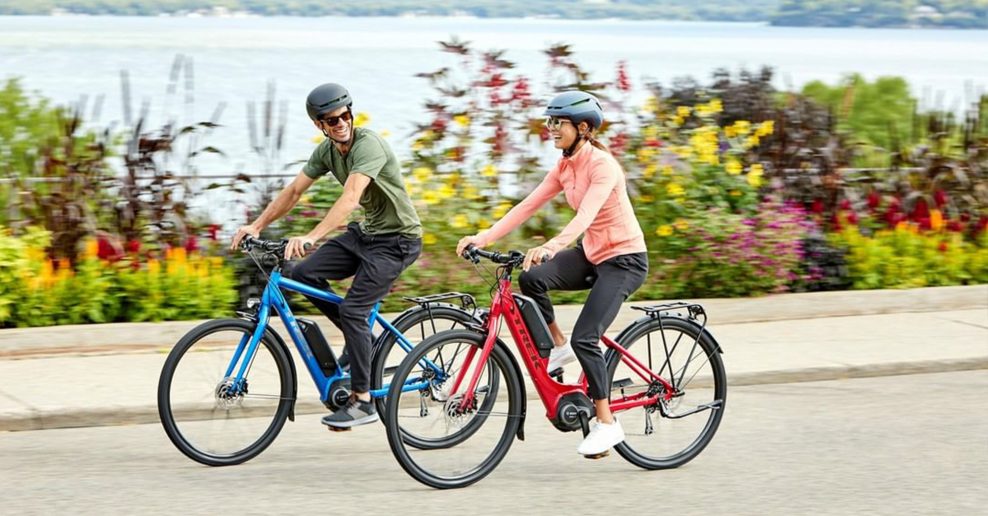 E-bikeri trávia na bicykloch viac času a jazdia dlhšie vzdialenosti ako tradiční cyklisti, tvrdí švajčiarsky výskum