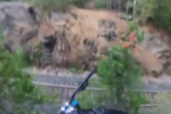  Video: Strašidelný pád anglického bikera z obrovskej výšky. Zázrakom prežil a už začal aj behať