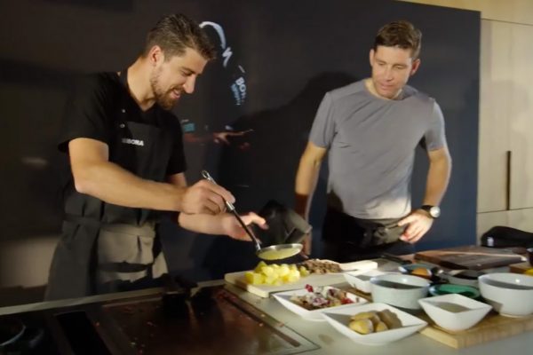 Video: Peter Sagan varil aj lyžoval s trojnásobným majstrom sveta na lyžiach