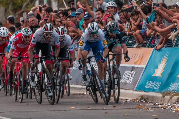 Peter Sagan sa tesne vyhol hromadnému pádu a na prvých pretekoch sezóny skončil šiesty (+video)