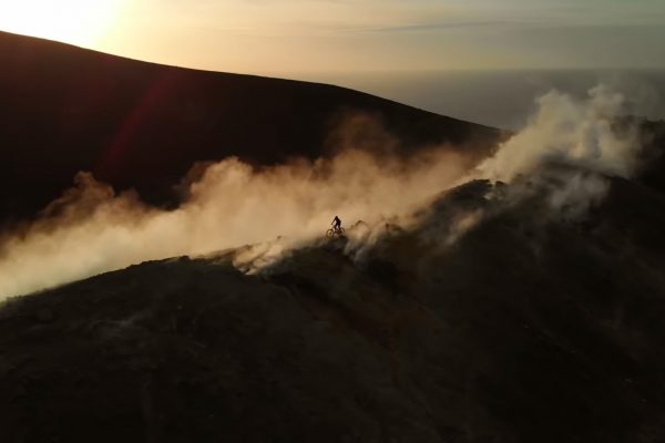  Video: Kilian Bron jazdí po aktívnych sopkách v prvom videu s Commencalom