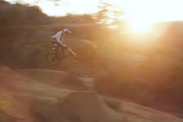  Video: Thomas Genon sa baví na zjazdovom, trailovom i dirtovom bicykli v edite Eclectic