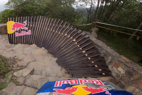  Musíte vidieť: Víťazná jazda Tomáša Slavíka na najdlhšej urban downhill trati v Kolumbii