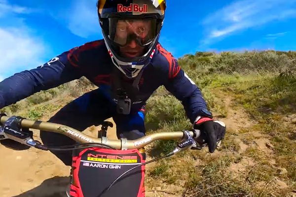  Musíte vidieť: Šialený zjazd Aarona Gwina na Laguna Beach Traile (POV)