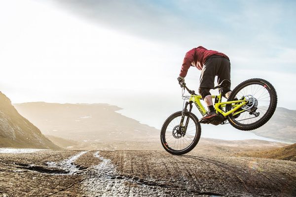  Video: Danny MacAskill predvádza trialové kúsky na novom e-MTB od Santa Cruz