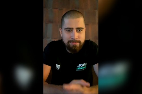 Peter Sagan vysielal naživo zo svojho bytu v Monaku: Trenažér neznášam, ale momentálne je môj kamarát (video)
