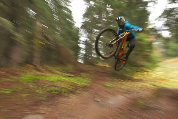  Video: Surová rýchlosť Marine Cabirou na blatových trailoch vo Švajčiarsku