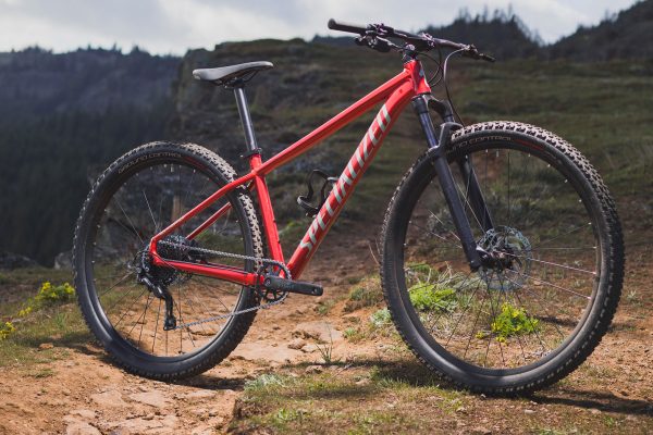Specialized predstavil redizajnový cenovo dostupný horský bicykel Rockhopper 2021 (detaily, modely, ceny)