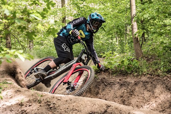 Na XC pretekoch behajú vystresovaní oteckovia a má to dopad aj na decká, hovorí mladý český enduro talent Štěpán Hartl